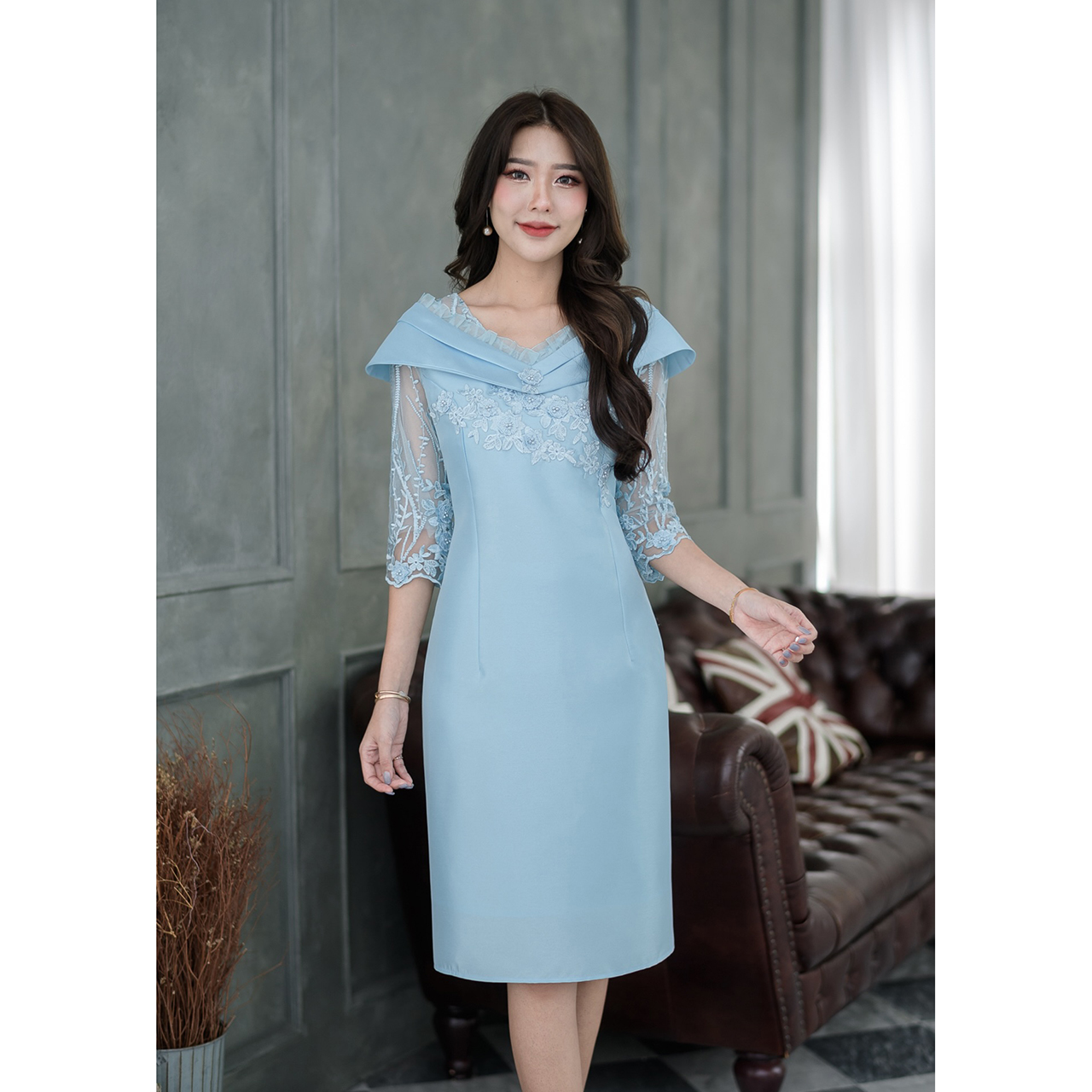 kudapy เดรสสั้นสีชมพู/สีกรม ผ้าไหมญี่ปุ่น ดีไซน์สวยหรูหราออกแบบโอบไหล่แต่งระบายด้วยผ้าแก้ว ช่วงแขนเป็นผ้าลูกไม้ปักดอกลอย