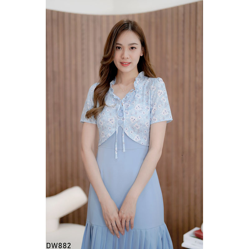 kudapy เดรสสั้นสีกรม/สีฟ้า ลายดอกชายอัดพลีทอกผูกเชือก