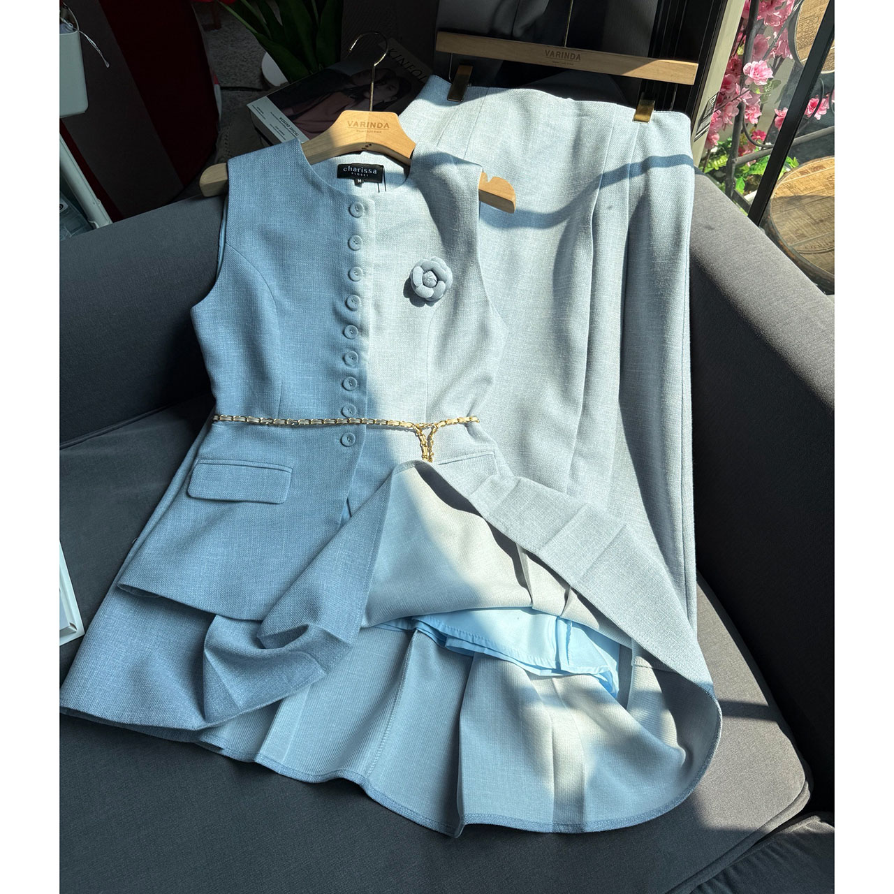 kudapy ชุดเซ็ทเสื้อแขนกุดทรงเข้ารูปแต่งกระดุมปั้ม พร้อมกับกระโปรงยาวเย็บจับจีบเอวสูง ซับในเป็นผ้าซาตินอย่างดี