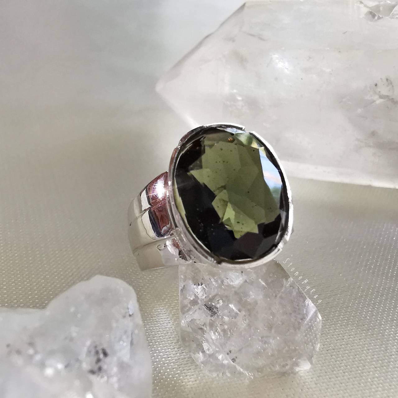 แหวนเงินสะเก็ดดาวโมดาไวท์(Moldavite)