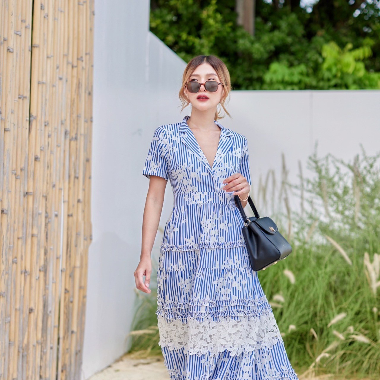 kudapy เดรสยาวสีฟ้าลายทาง แต่งระบายปัดลูกไม้สีขาว แต่งดีเทลจับจีบด้วยผ้า ผ้าหนานุ่มทิ้งตัว