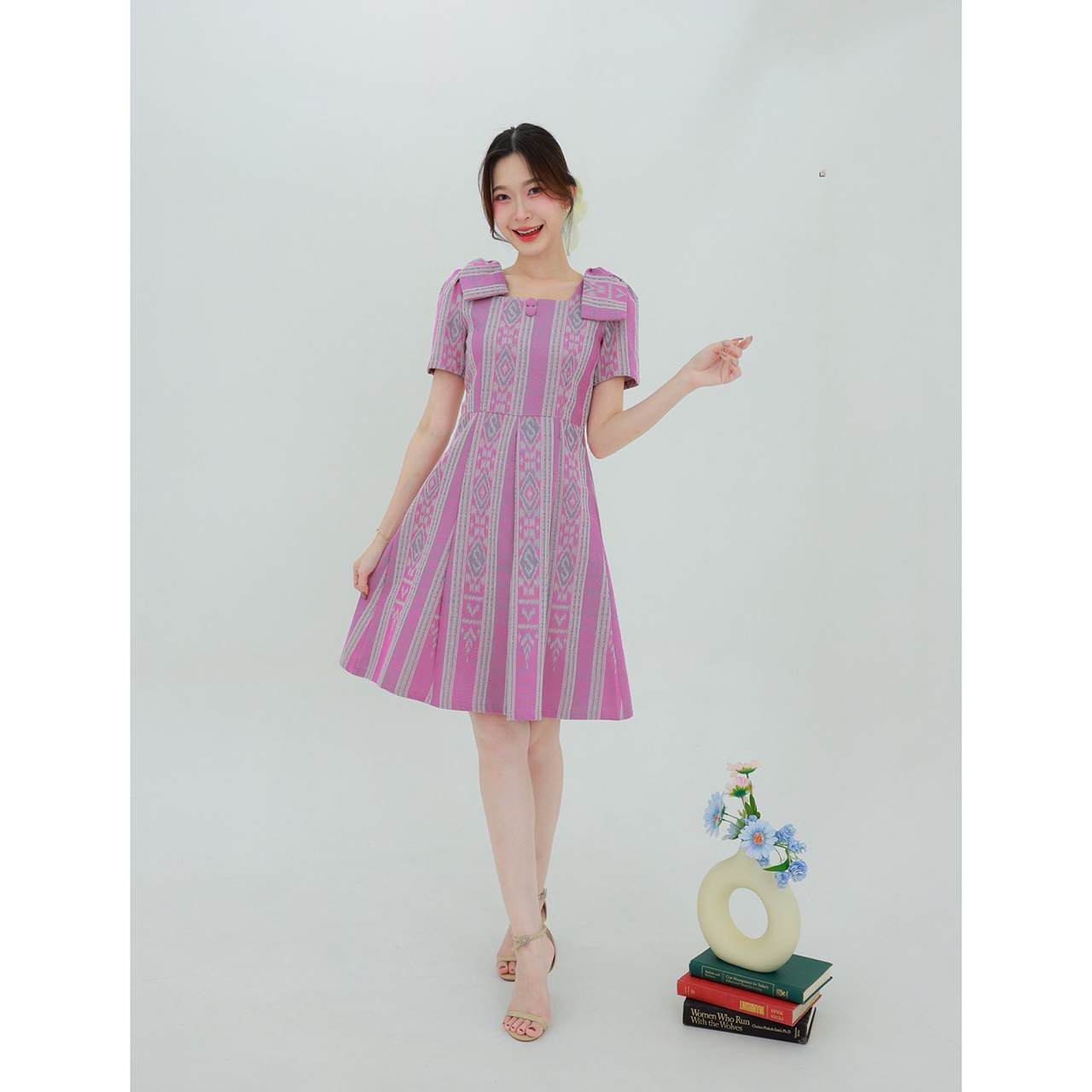 kudapy เดรสลายผ้าไทยแขนสั้นคอเสื้อคอสี่เหลี่ยมแต่งโบว์ที่ไหล่ กระโปรงทรงบา