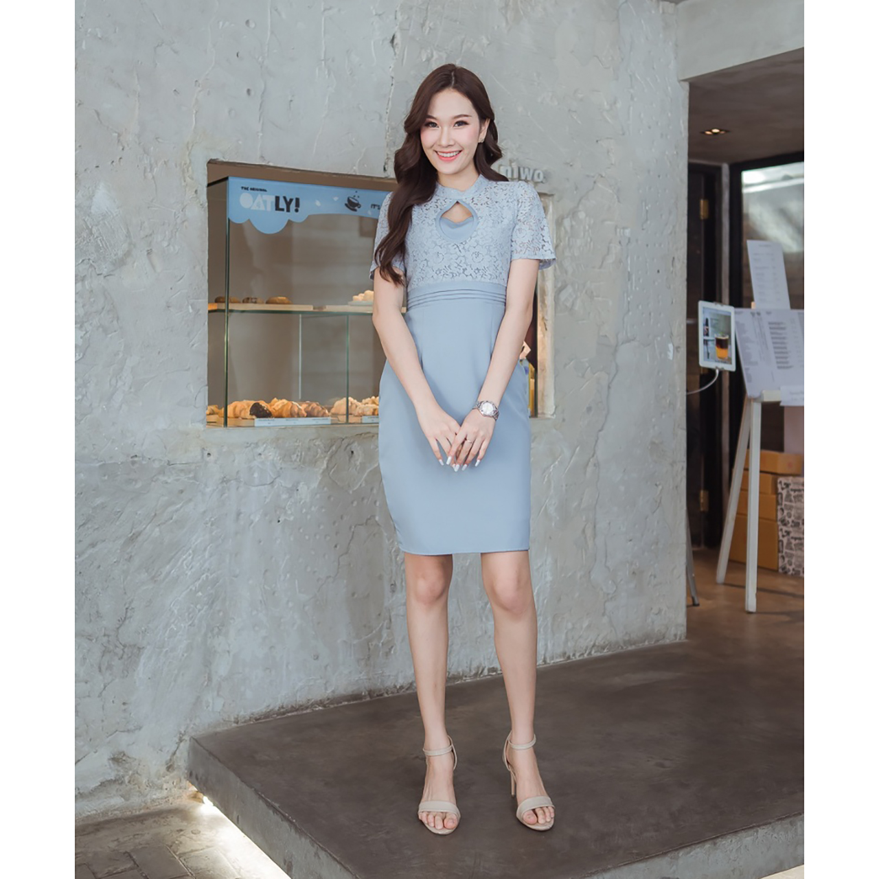 kudapy เดรสสั้นสีฟ้า สีครีม สีชมพู เว้าช่วงอก คอกลมแต่งผ้าระบายลายดอก ทรงสวย เป็นงานซิปหลัง