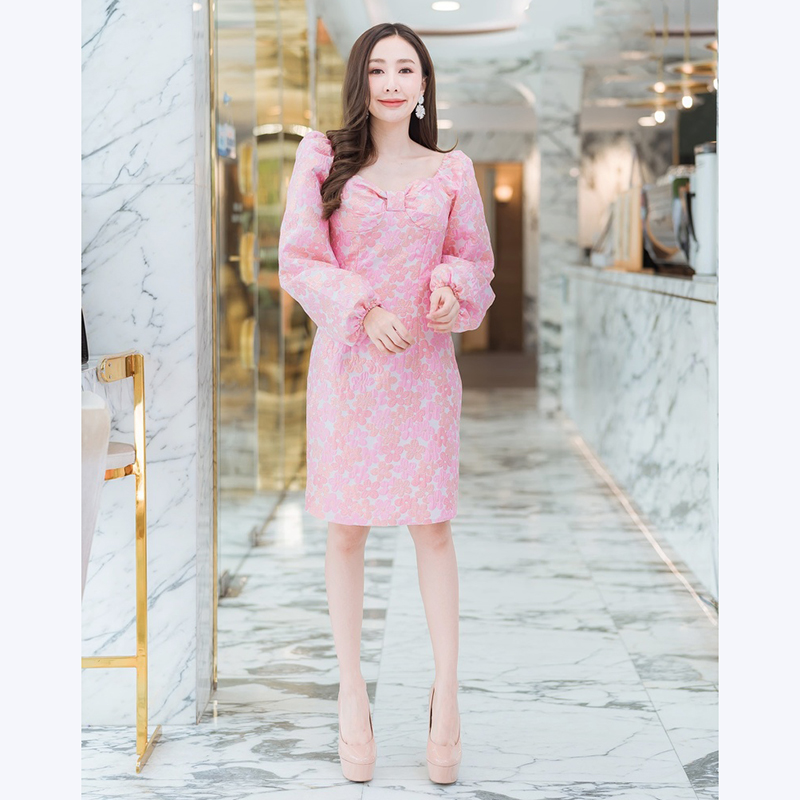 kudapy เดรสสั้นสีชมพู,ฟ้า แขนยาวดอกนูนสวยดูดีใส่แล้วคุณหนูมากๆ