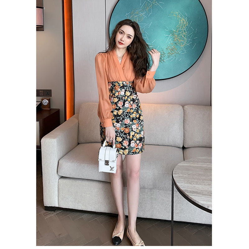 kudapy เดรสสั้นสีส้มคอวี แบบสวยโดดเด่น ช่วงบนผ้าชีฟอง แขนยาว จัมป์ชายแขนติดกระดุม ตรงกระโปรงสั้นลายดอกไม้สีสันสดใส