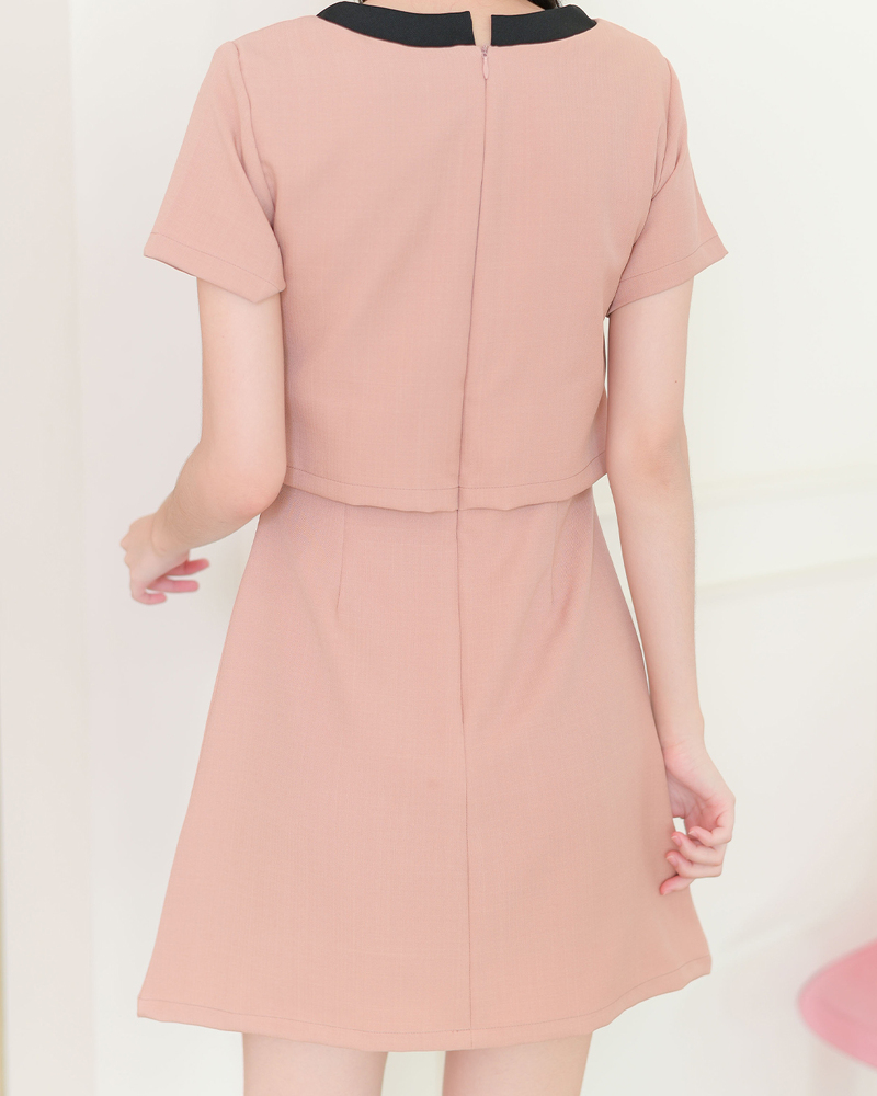 kudapy เดรสแขนสั้นคอวี แต่งโบว์สีตัดตัวชุด 2 ชั้น เดรสชิ้นเดียวน ผ้าเนื้อนิ่มรีดง่ายใส่สบาย ซิปหลังมีซับในทั้งตัว