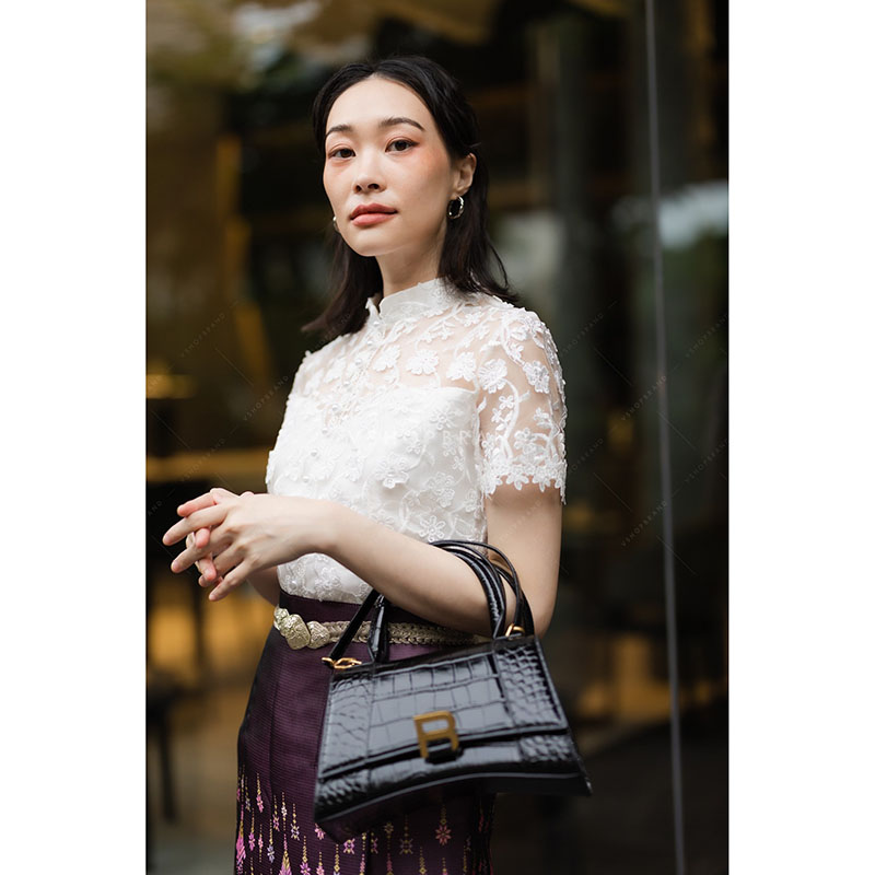 kudapy ชุดเซทลูกไม้ปัก 3D ดอกลอย ยกนูน สวยมาก คอจีน ซับใน 2 ชั้น อย่างดี แต่งมุขเรียงยาวถึงชายเสื้อ ซิปหลัง มาพร้อมกับผ้าถุงสำเร็จรูป