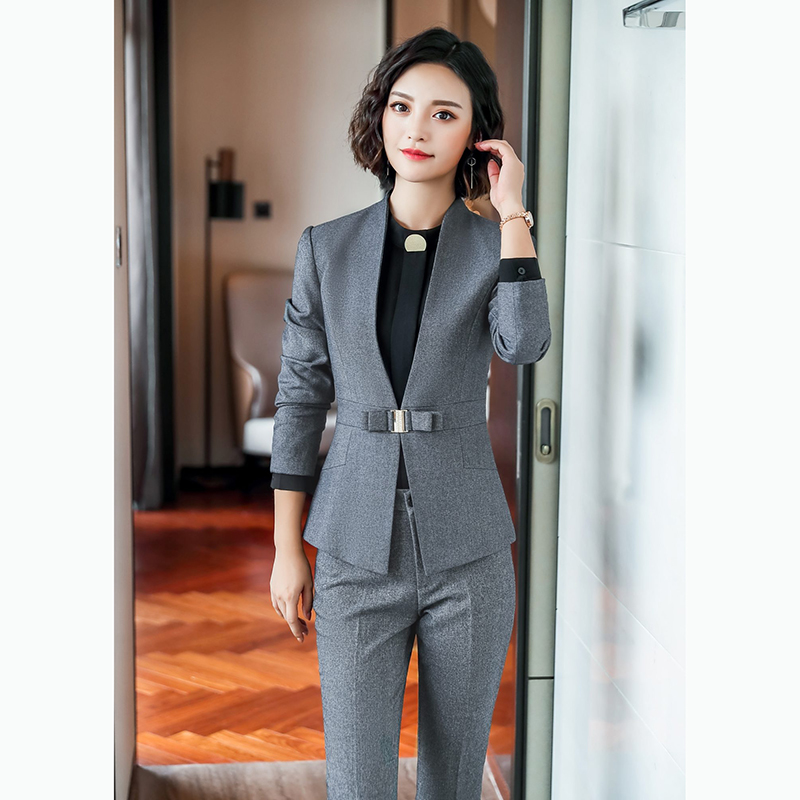 kudapy ชุดสูททำงานสีเทา/สีดำ/สีกรม ไม่มีปกพร้อมกางเกง จุดเด่นของชุดนี้คือการออกแบบชุดให้กระชับเข้ารูปสวยงาม