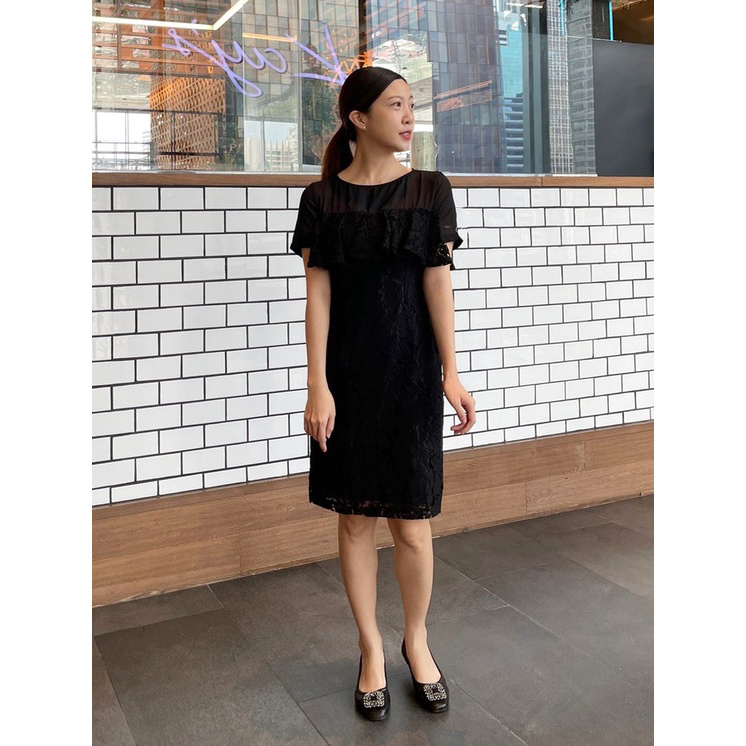 kudapy เดรสสั้นสีดำ แต่งระบายอก เดรสแขนสั้น ผ้าลูกไม้ลายดอกเนื้อนุ่ม ช่วงบนเย็บต่อด้วยผ้าชีฟองเนื้อทราย ซับในทั้งตัว กระโปรง ผ่าหลัง ซิบหลังค่ะ