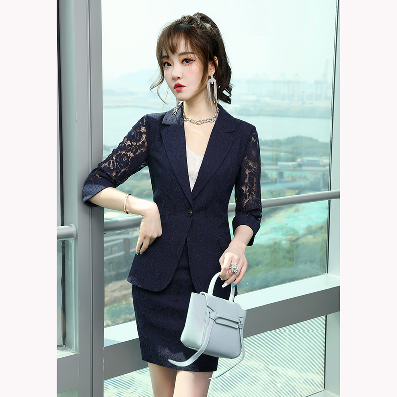 kudapy ชุดสูททำงานผู้หญิงสีกรม/สีฟ้า/สีชมพู แขนห้าส่วนพร้อมกระโปรงลายลูกไม้ จุดเด่นของชุดนี้คือสีชุดเน้นความสุภาพเรียบง่าย