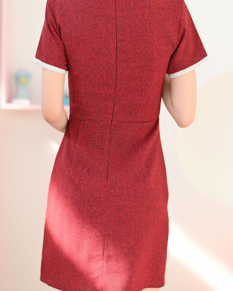 kudapy เดรสแขนสั้นคอกลม เนื้อผ้าทวีดมีกิมมิคลายทอใส่สบายแทบไม่ต้องรีด เพิ่มกิมมิคกุ๊นขอบคอและแขนด้วยผ้าทวีด จับเกล็ดเข้ารูปเอวสวย