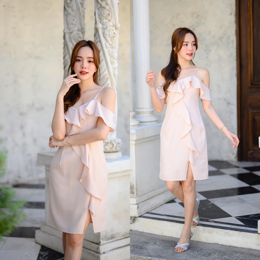 kudapy เดรสสั้นสีครีม คัตติ้งสวยแอบแซ่บ ช่วงบนเป็นแบบเปิดไหล่มีสายสปาเกตตี้เส้นเล็ก แต่งระบายตั้งแต่อกไล่ลงมาที่ลำตัว