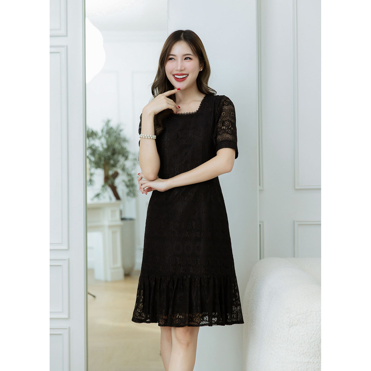 kudapy เดรสสั้นสีขาว/สีดำ ลูกไม้ลายสวย ทรงคลาสสิค เรียบหรูดูดี มีดีเทลแต่งลูกไม้รอบคอ แขนมีดีเทลเย็บพับช่วงไหล่สวย