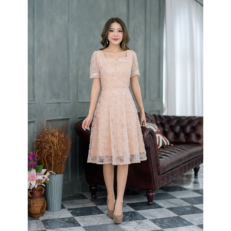 kudapy เดรสสั้นสีขาว/สีน้ำตาลทองอ่อน ผ้านุ่มฟูลายดอกไม้ ผ้าตาข่ายลายนูนฟู ลายดอกไม้ รอบดอกไม้ตกแต่งด้วยเลื่อมใสๆรอบดอกไม้