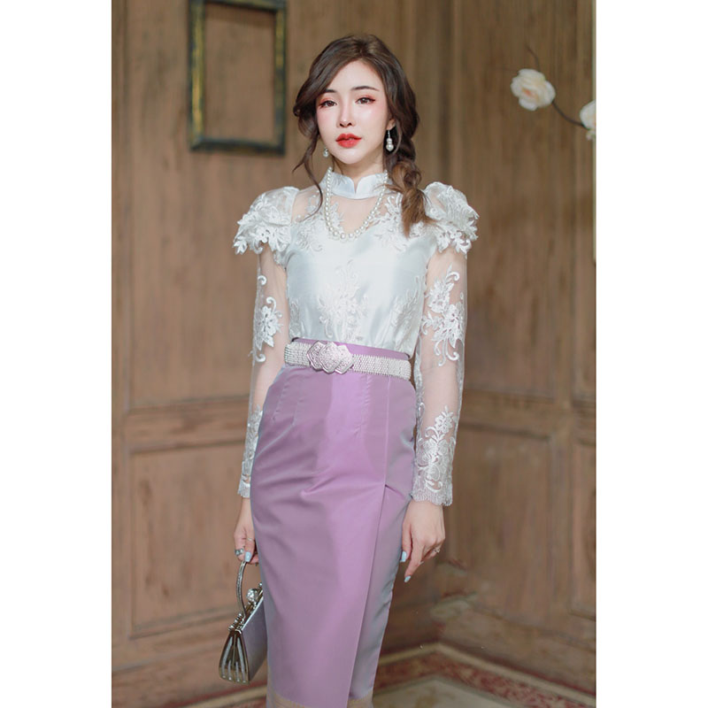 kudapy (เฉพาะเสื้อ) เสื้อลูกไม้สีขาวแขนยาว ผ้าลูกไม้ปักทั้งตัว แต่งแขนระบาย ชายระบาย ซับในด้วยผ้าไหมอิตลี่ อัดกาว มีซิปซ่อนหลัง