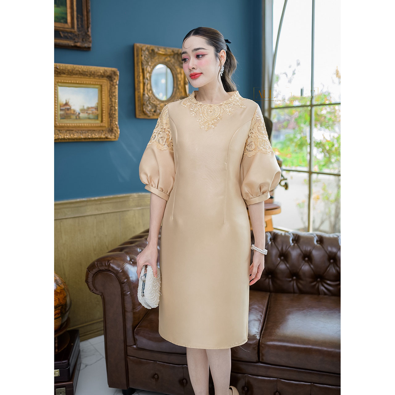 kudapy เดรสสั้นสีชมพูอ่อน/สีเหลืองทอง ผ้าไหมแขนบอลลูน ทรงแขนยอดนิยม รอบคอแต่งลูกไม้สวยหวาน ช่วงแขนด้านบนต่อผ้าลูกไม้สลับผ้าไหม