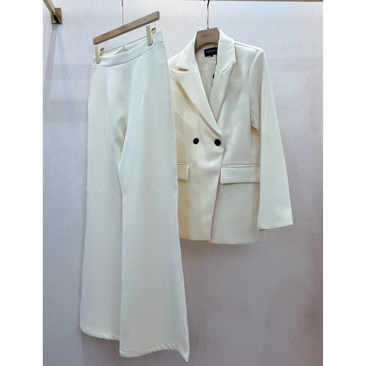 kudapypy ชุดเซ็ทเสื้อสูท ปกสูท มีรองบ่าๆเพื่อให้เป็นทรงสวย ออกแบบกระเป๋าให้สามารถใช้งานได้ มาพร้อมกับกางเกงใช้ผ้าเดียวกับเสื้อสูท