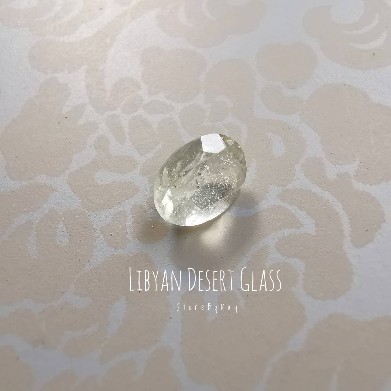 สะเก็ดดาวสีขาวเจียรเหลี่ยม(Libyan Desert Glass)