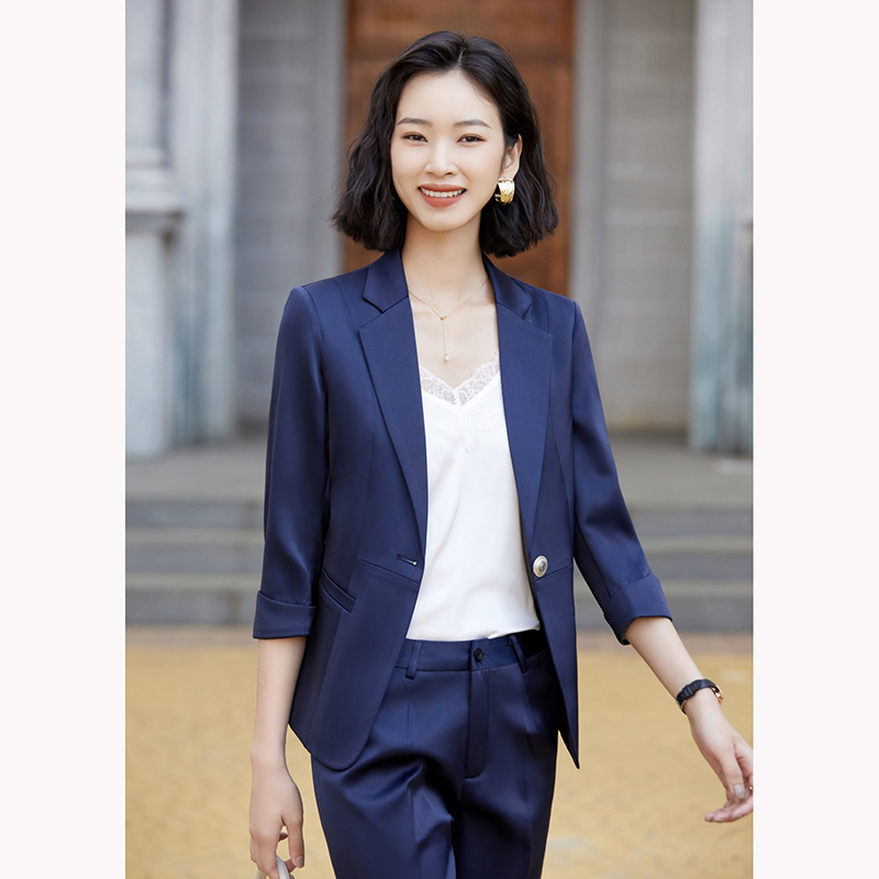 kudapy ชุดสูททำงานผู้หญิงสีชมพู/สีกรมเข้ม ปกป้านแขนห้าส่วนพร้อมกางเกง จุดเด่นของชุดนี้คือได้ลุคที่สดใส