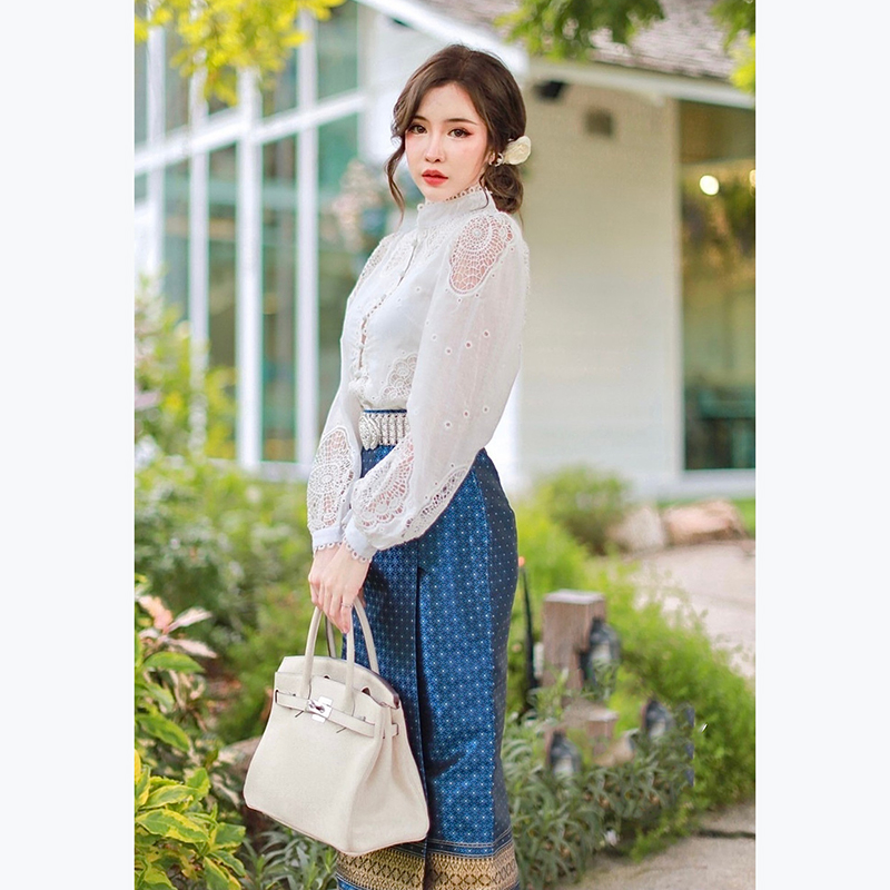 kudapy เสื้อลูกสีขาว ไม้สวยที่สุด เป็นเสื้อลูกไม้ถักปักฉลุแขนยาวพอง สวยหรู คอกลมขอบตั้ง