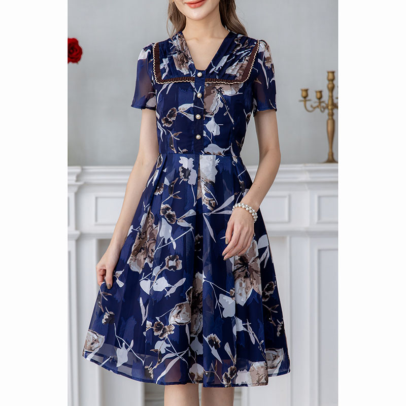 kudapy เดรสสั้นสีกรม/สีครีม ผ้าผสม ผ้าสวยพริ้วนิ่มใส่สบาย แล้วพิมพ์ลาย ช่วงคอมีดีเทลตีเกล็ดด้านข้างแล้วแต่งระบายพลีทขอบน้ำตาล แต่งกระดุมช่วงอก กระโปรงจับจีบทวิส