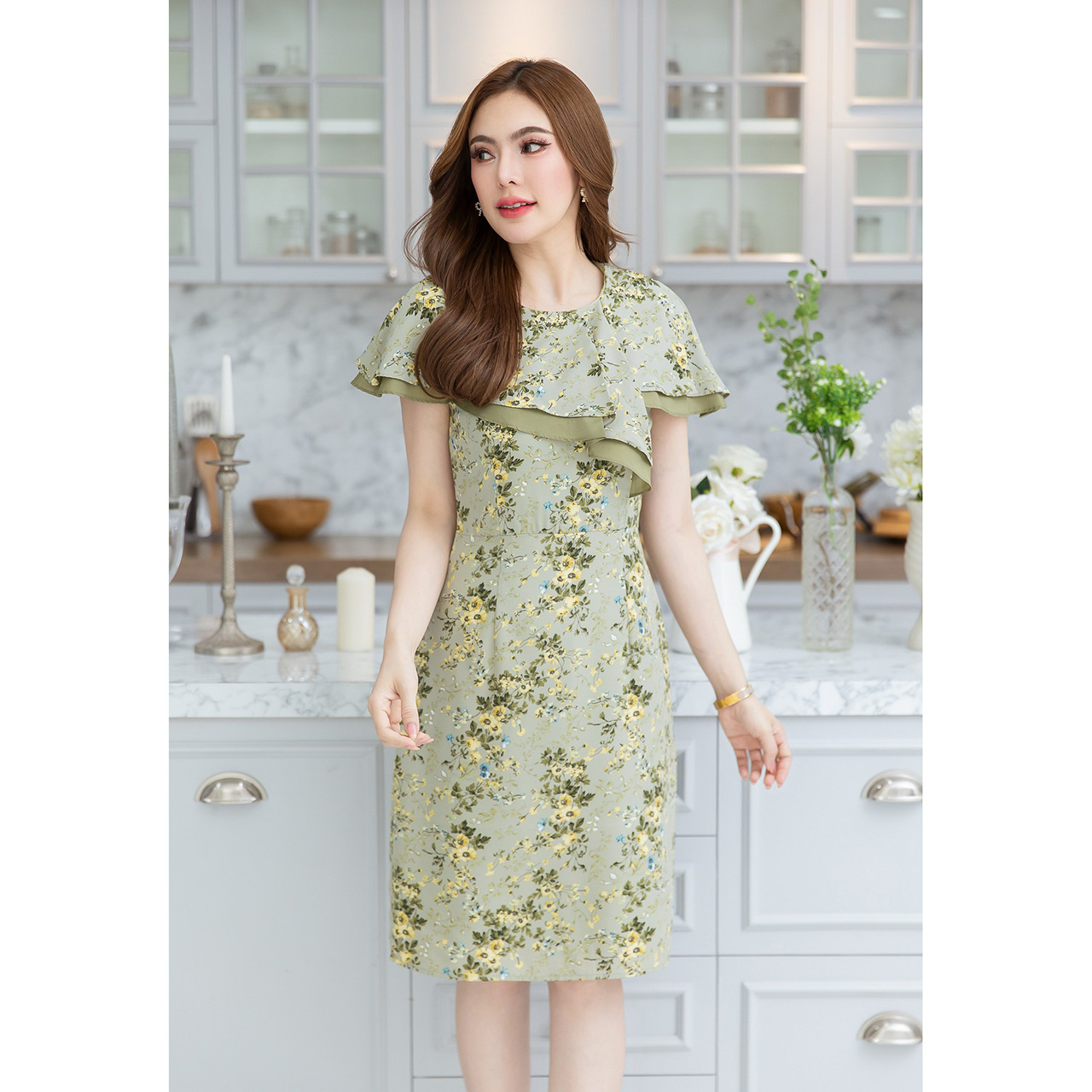 kudapy เดรสลายดอก เป็นดีไซน์คลุมไหล่เฉียงพับเป็นจีบ เป็นเลเยอร์สองชั้นกับผ้าพื้น สวยสดใสรับซัมเมอร์