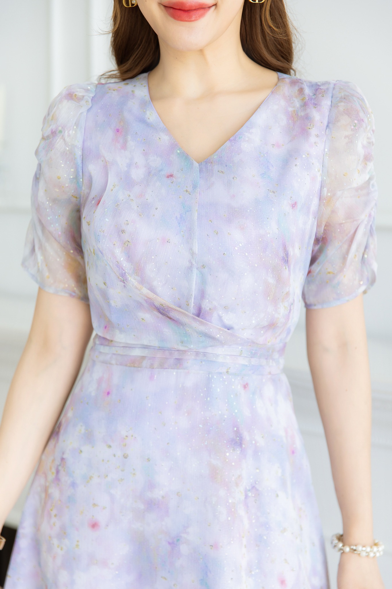 kudapy เดรสผ้าไหมชีฟอง บางเบามีประกายวิ้งค์ๆ ผ้าสีสวยมาก เนื้อผ้าจะโปร่งแสง ดีเทลช่วงแขนเย็บจั้มสวยมีเลเยอร์ ช่วงเอวตีเกล็ด