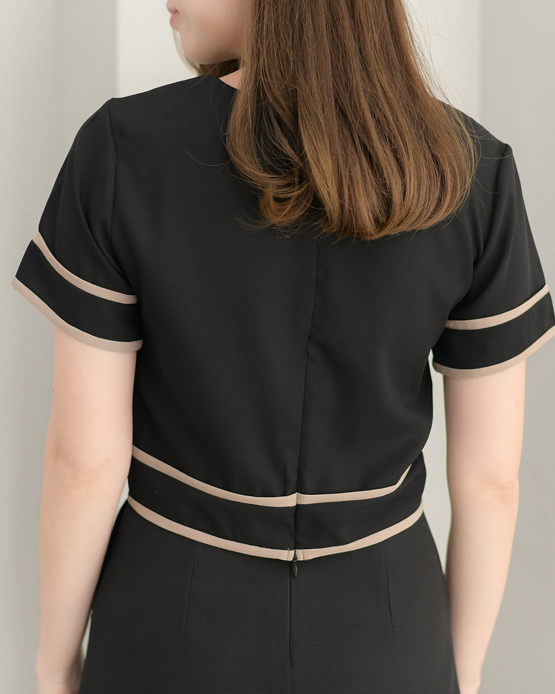 kudapy เสื้อคอกลมแขนสั้น ทรงสวยเข้ารูปเอวนิดๆ กุ๊นขอบสองชั้นที่แขนและเอว มีซิปหลัง (เฉพาะเสื้อ)