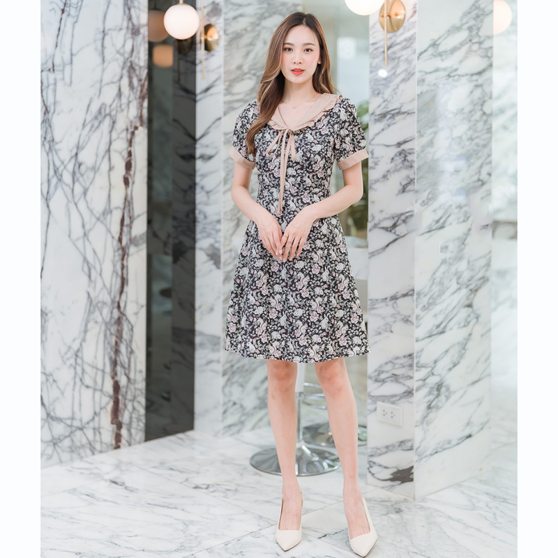 kudapy เดรสสั้นคอกลมสีฟ้า/สีดำ/สีชมพู ใส่ทำงานลายดอกปกคอบัวแขนจั๊ม ลายดอกไม้แต่งเชื่อกผูกโบด้านหน้า สวยดูดี