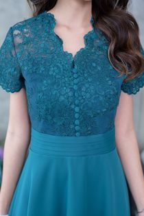 kudapy เดรสสั้นคอหยักตัววีสีเขียวอมฟ้า/สีม่วง คอวีแขนสั้น เสื้อลูกไม้ ดีไซน์แบบสวยดูแพง เป็นการออกแบบผสมผสานผ้าลูกไม้ปักเงาเล่นเชิงผ้าช่วงคอและชายแขนเสื้อ ด้านหน้าแต่งกระดุมเล็กๆ