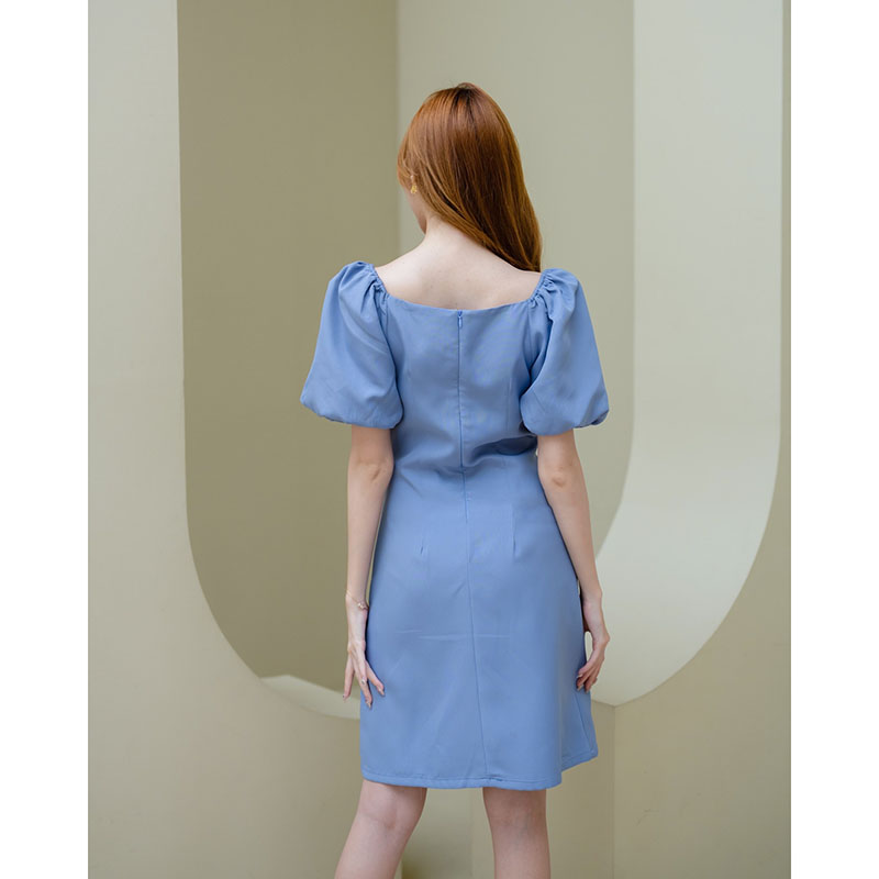 kudapy เดรสสั้นสีฟ้าคราม/สีกรม เป็นแบบแขนสั้น ช่วงอก มีดีเทลเจาะอกนิดๆ ต่อเป็นสายคาดขึ้นมาที่บ่าให้ลุคดูแอบเซ็กซี่เล็กๆ