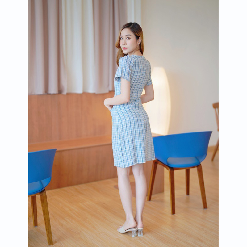 kudapy เดรสสั้นคอลึกสีครีม/สีชมพู/สีฟ้า ผ้าทอแต่งกระดุมมุกลายเส้นสวยดูดี