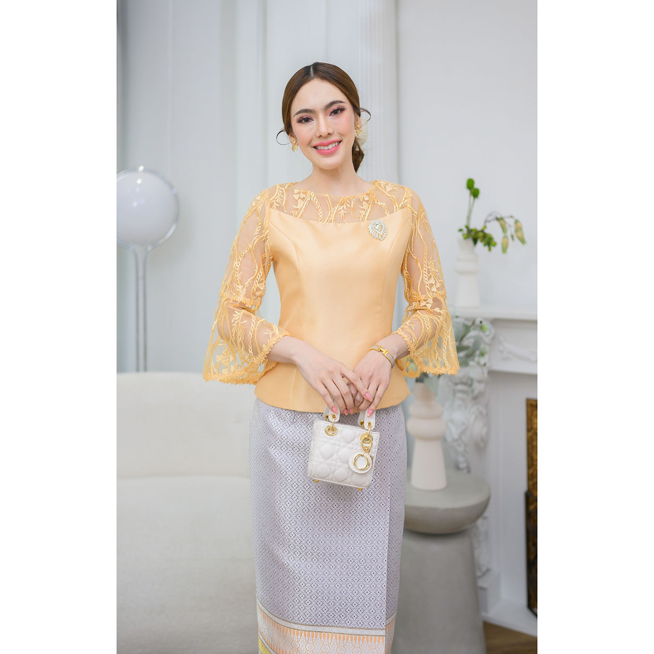 kudapy เสื้อผ้าไหมญี่ปุ่น คอกลมแต่งผ้าทูลล์ ปักลายลูกไม้บุหงาลงบนเนื้อผ้า แต่งกริสเตอร์วิ้งๆบนลายลูกไม้เล็กน้อย แต่งแขนกระดิ่ง (เฉพาะเสื้อ)