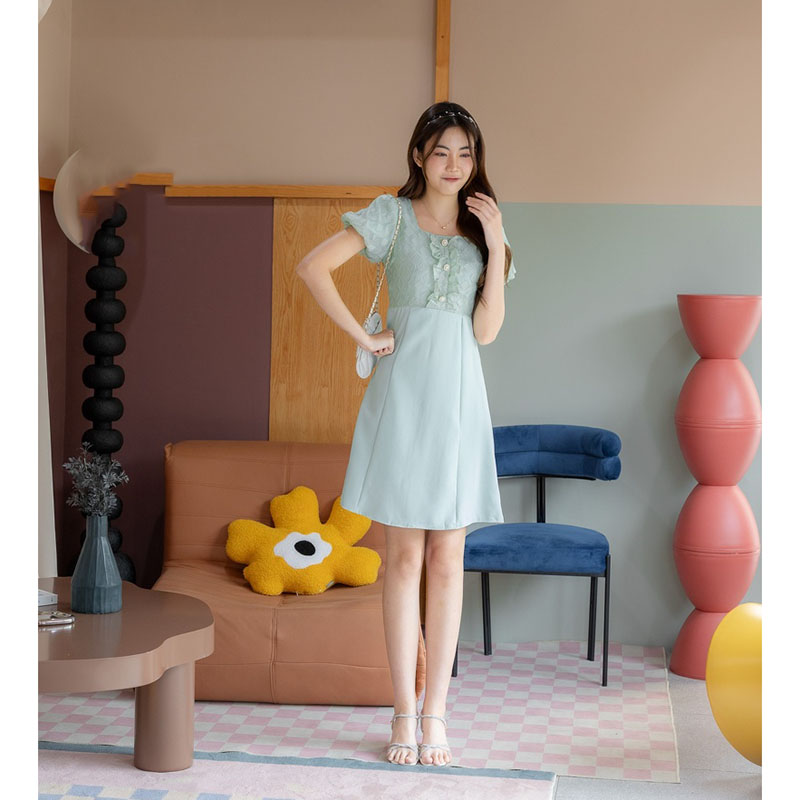 kudapy เดรสสั้นสีเขียว/สีครีม/สีดำ แต่งระบายที่อก+กระดุม 3 ชิ้น