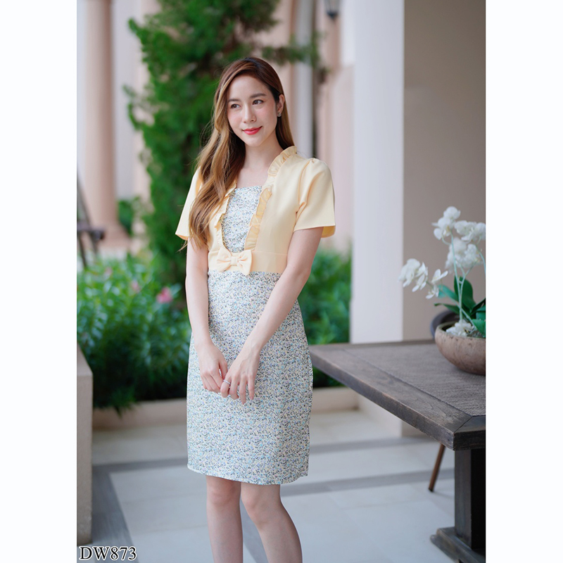 kudapy เดรสสั้นสีเหลือง/สีชมพู สีพื้นกระโปรงลายดอกแต่งโบว์ด้านหน้าสวยดูดี