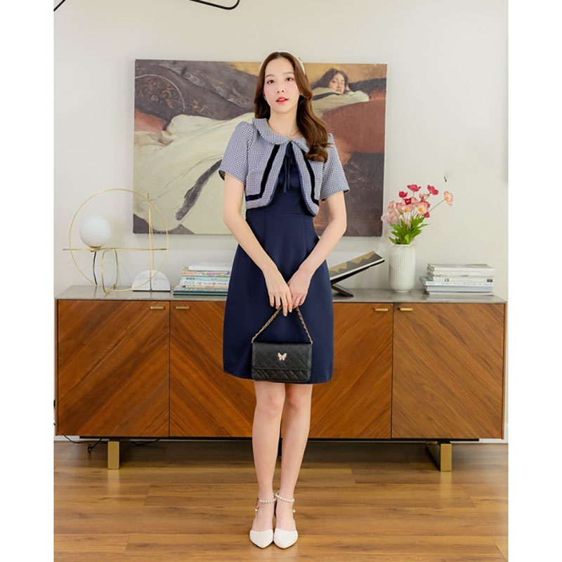 kudapy เดรสสั้นลายสก็อตคอบัว สีน้ำตาล,สีกรม,สีดำ สีพื้นแต่งเสื้อลายคอบัว แขนสั้น เดรสทรงบาน มีซับใน ซิบหลัง S M L XL 2XL