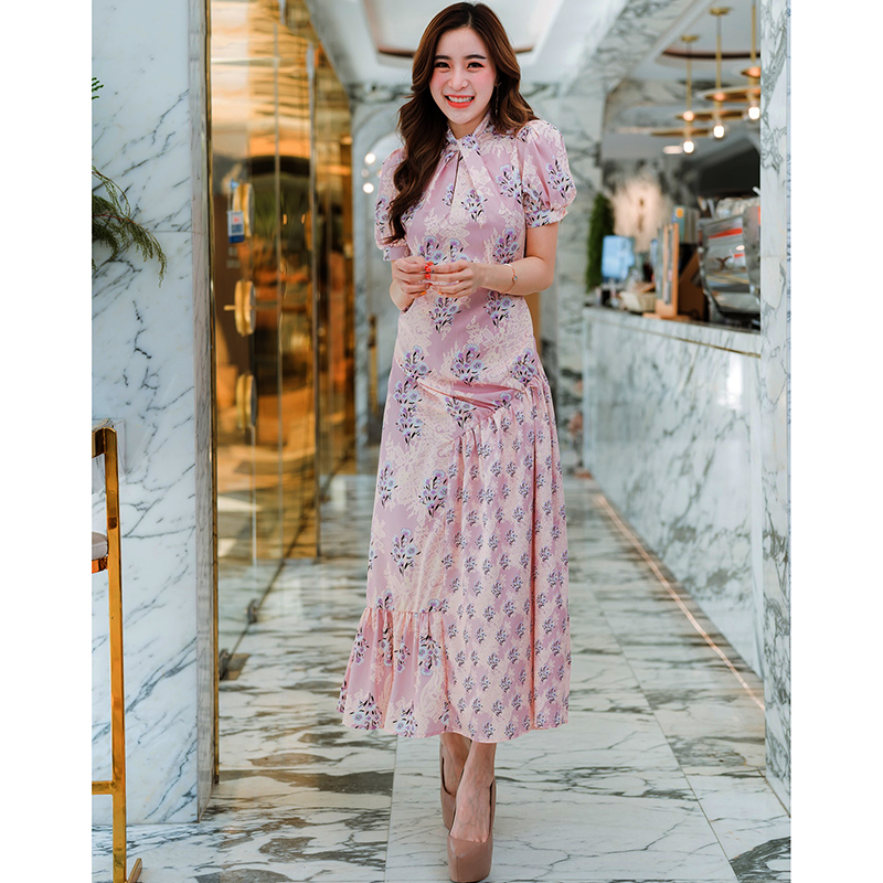 kudapy เดรสยาวลายดอกสีฟ้า/สีชมพู แต่งดีเทลที่คอตามแบบ แต่งเลเยอร์เฉียงที่ตัวกระโปรง แขนกระดิ่ง ทรงสวยมาก