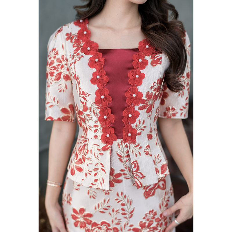 kudapy เดรสสั้นสีแดง ชุดตรุษจีนลายกุหลาบผ้าทอลายดอกไม้นูน คอเหลี่ยมแขนสั้น งานสวยผสมดิ้นทอง ซับใน ซิบหลัง