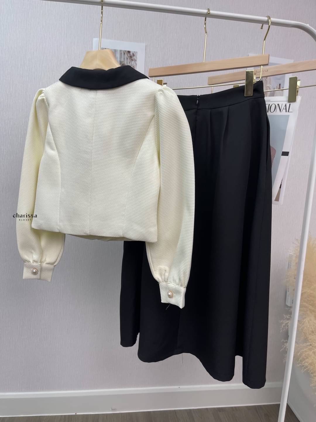 kudapy เซ็ทเสื้อครอปสีครีมแต่งปกสีดำ+กระโปรงยาวจับจีบใหญ่เอวสูงทรงเข้ารูป