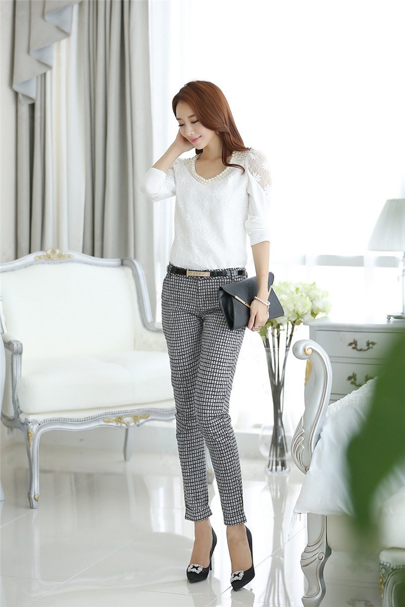 kudapy เสื้อลูกไม้สีขาว แฟชั่นเกาหลี แต่งลายลูกไม้ด้านหน้า ปักมุกที่คอ ช่วงไหล่แต่งลูกไม้บาง