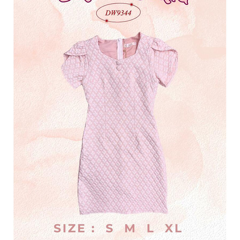 kudapy เดรสสั้นสีชมพู/สีฟ้า/สีขาว ผ้าทอนูนลายทรงเหลี่ยม แต่งแขนทรงกรีบ แต่งกระดุม ทรงน่ารัก ใส่แล้วขับผิวสุดๆ
