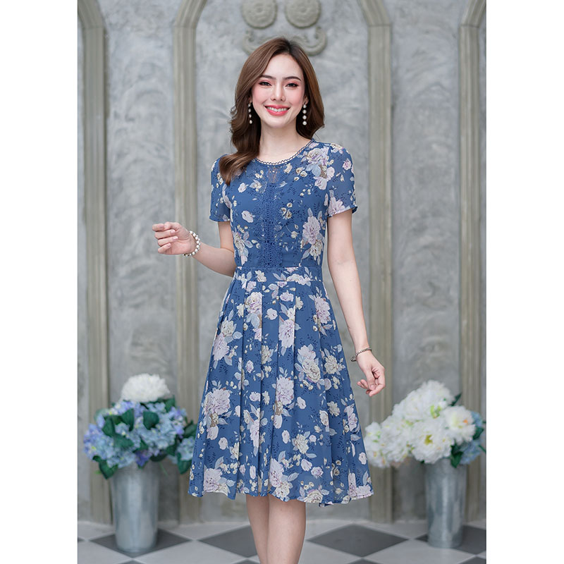 kudapy เดรสสั้นสีชมพู/สีกรมผ้าชีฟอง ลายสวยหวานมากๆ ทรงสวย มีดีเทลแต่งลูกไม้ช่วงอกและรอบคอ กระโปรงจับจีบรอบตัว