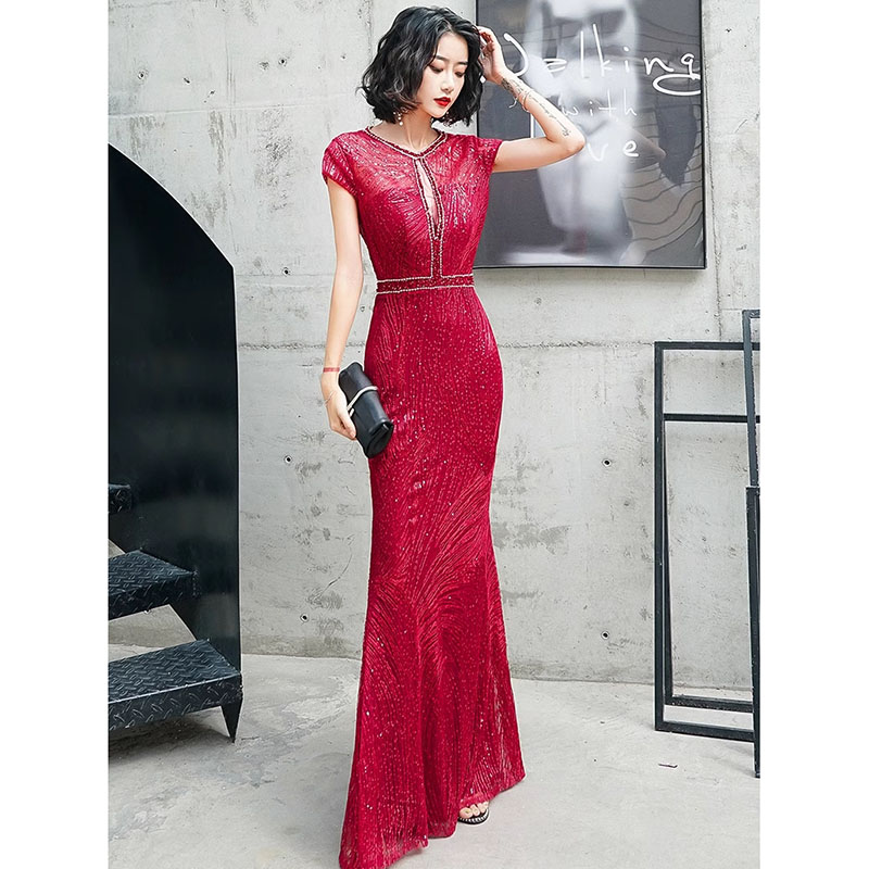 kudapy ชุดราตรียาวสีเทาเงิน/สีแดง เดรสออกงานยาวช่วงปกปักคริสตรัล แขนสั้น กระโปรงทรงหางปลา สวยหรูดูแพง เหมาะสำหรับใส่เป็นชุดราตรี ชุดออกงาน ชุดไปงานแต่ง