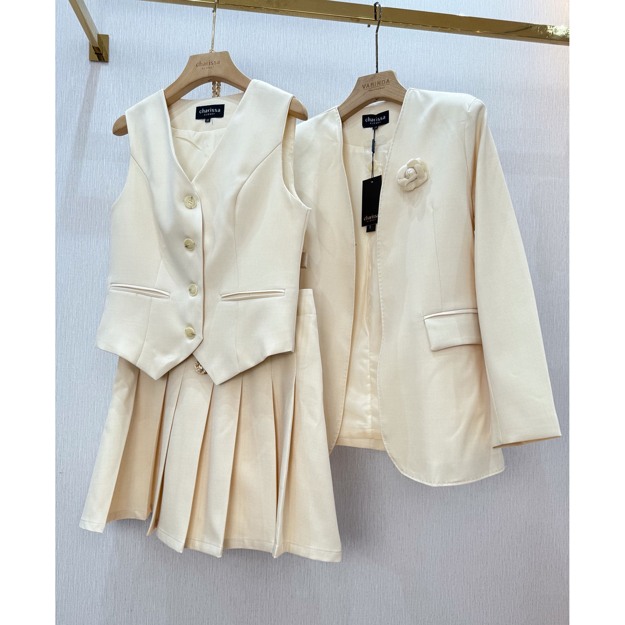 kudapy เซ็ท 4 ชิ้น เสื้อสูท+เสื้อ vestด้านใน +กระโปรง(กางเกงเป็นซับใน)+เข็มกลัดดอกไม้ ใช้ผ้าเดียวกันทั้งเซ็ท ตัวเสื้อสูทมีซับในอย่างดี