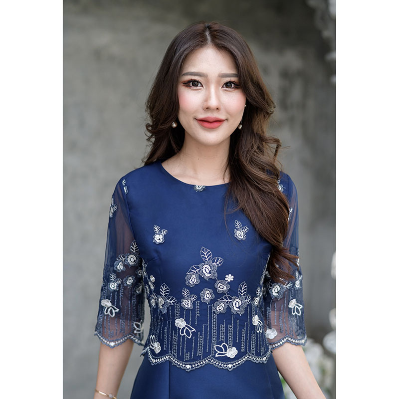 kudapy เดรสสั้นสีกรม/สีม่วงเผือก ผ้าไหมลูกไม้ปักลายเชิงสวยหวาน ดีไซน์เย็บคลุมด้วยเสื้อลูกไม้แขนศอกด้านบน