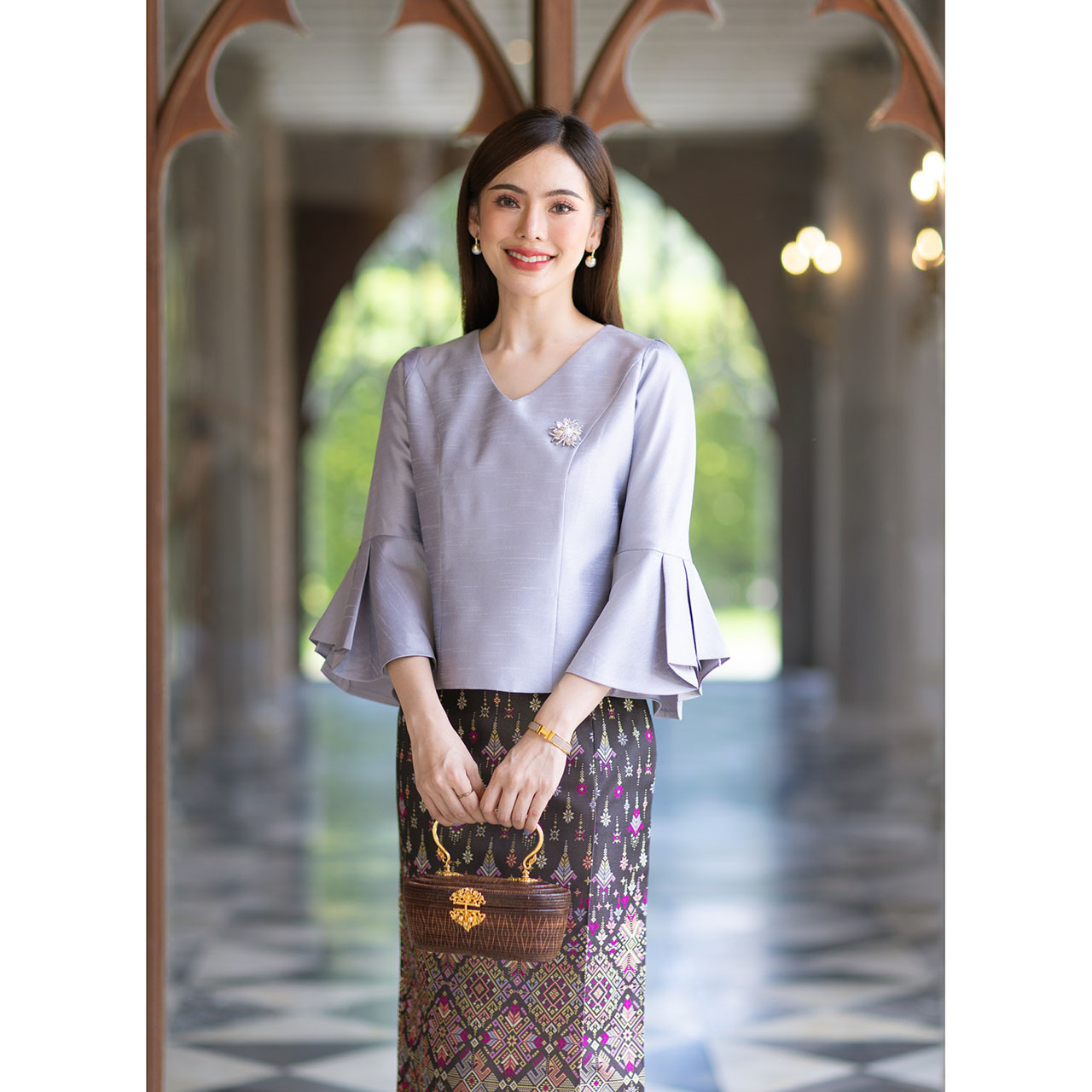 kudapy เสื้อผ้าไหม4เส้น ทุกสีใส่แล้วขับผิว ดูดีมีออร่า เนื้อผ้าทอ เนื้อเบาสบาย ใส่สบายผิว อัดกาว อยู่ทรง ใส่สวยตามแบบ (เฉพาะเสื้อ)