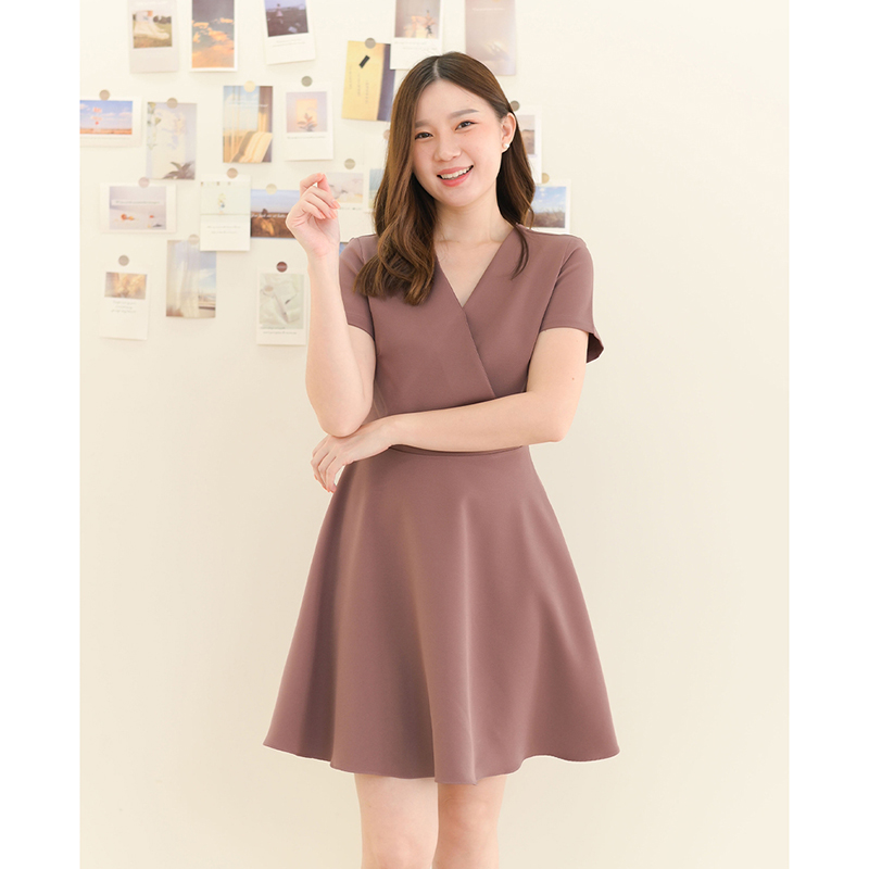 kudapy เดรสสั้นสีม่วงอมน้ำตาล/สีเทาอ่อน/สีแดงเข้ม คอแหลม ตัดต่อป้ายหน้ากิโมโน กระโปรงทรงวงกลม มีซับในกระโปรง