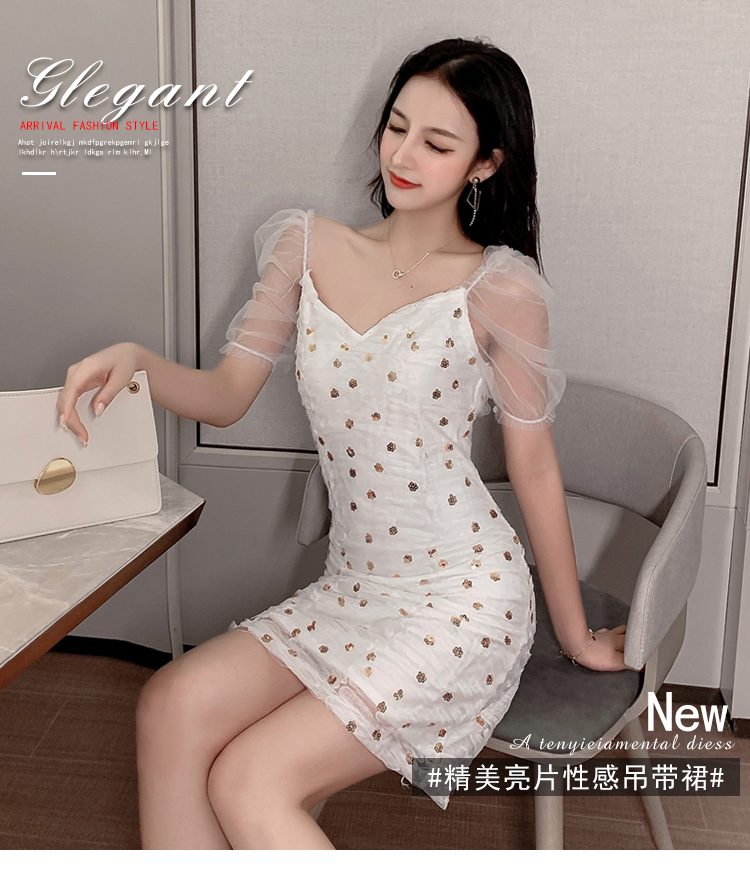 ชุดเดรสสั้นสีขาวเซ้กซี่มาก ทรงน่ารักสุดๆๆค่ะ มีสายให้ผูกเป็นโบว์ที่ด้านหลัง แต่งกริสเตอร์เพิ่มดีเทลให้ดูหรูหรา M