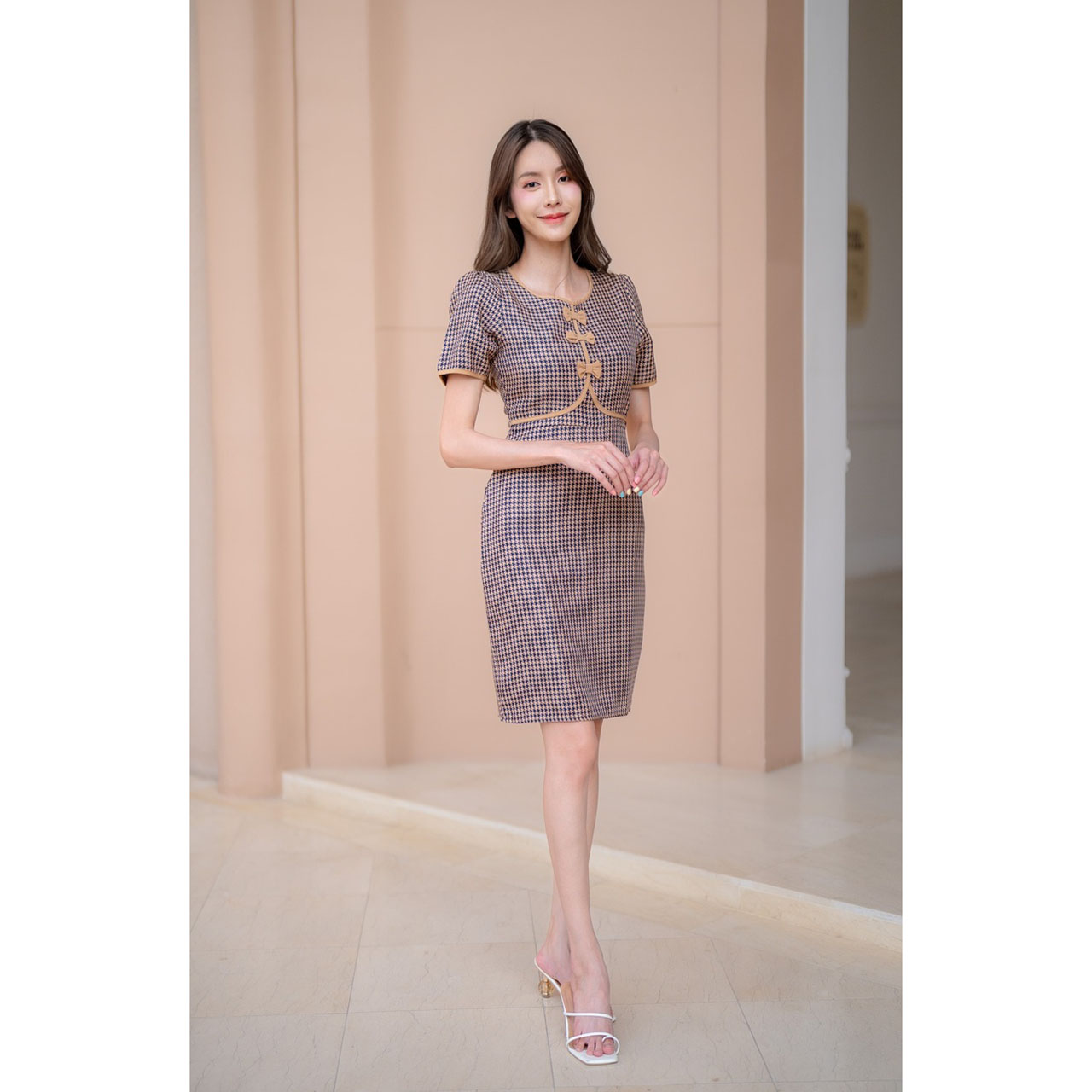 kudapy เดรสสั้นสีชมพู สีน้ำตาล สีฟ้า ลายสก๊อต ทรงเข้ารูป ดีเทลโบว์คอกลม งานซิปด้านหลัง