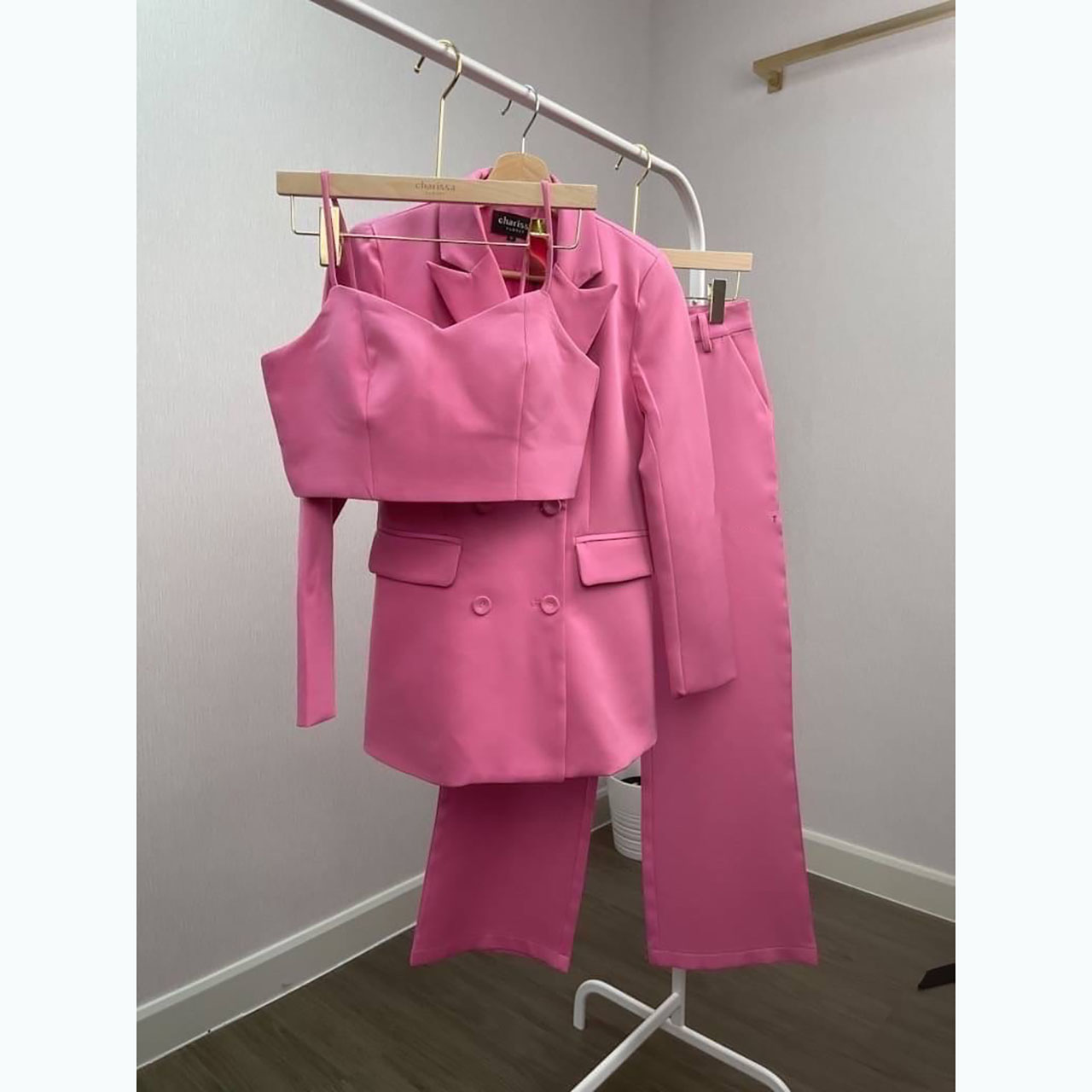 kudapy เซทเสื้อสูท+กางเกง+ครอปสั้นมีฟองน้ำในตัว ตัวเสื้อให้ยาวคลุมสะโพก ทำให้ดูผอม ทรงโอเวอร์ไซส์ กางเกงทรงกระบอกใหญ่ ซิปตะขอหน้า